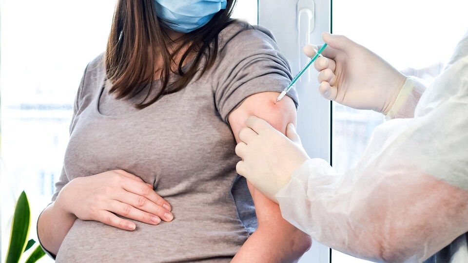 Une femme enceinte reçoit un vaccin.