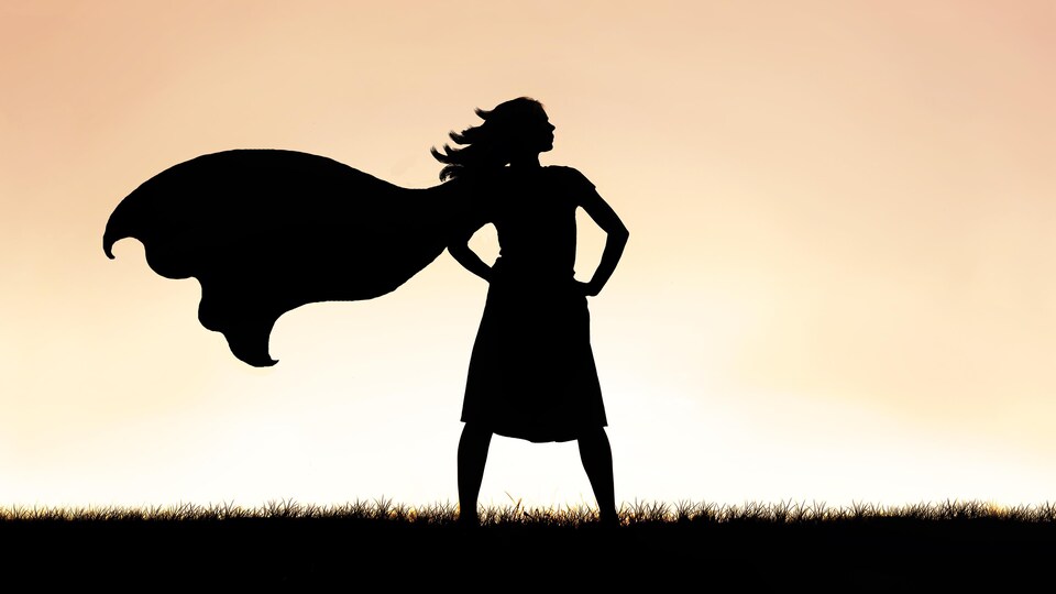 Silhouette d'une femme habillée en superhéros.