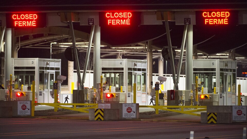Un poste frontalier fermé entre les États-Unis et le Canada.