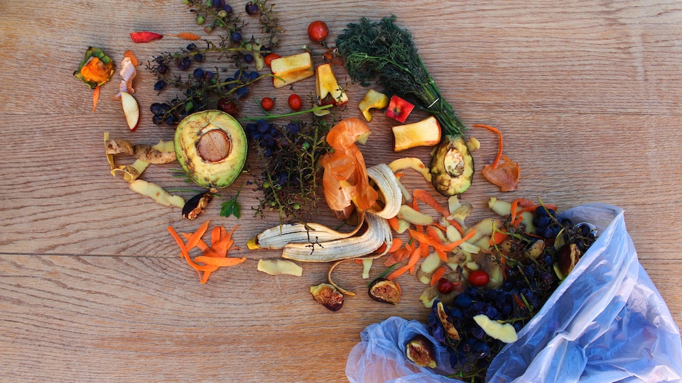 Des déchets alimentaires déposés sur une table.