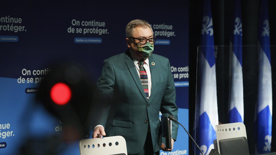 Le Dr Arruda arrivant à la conférence de presse, masqué.