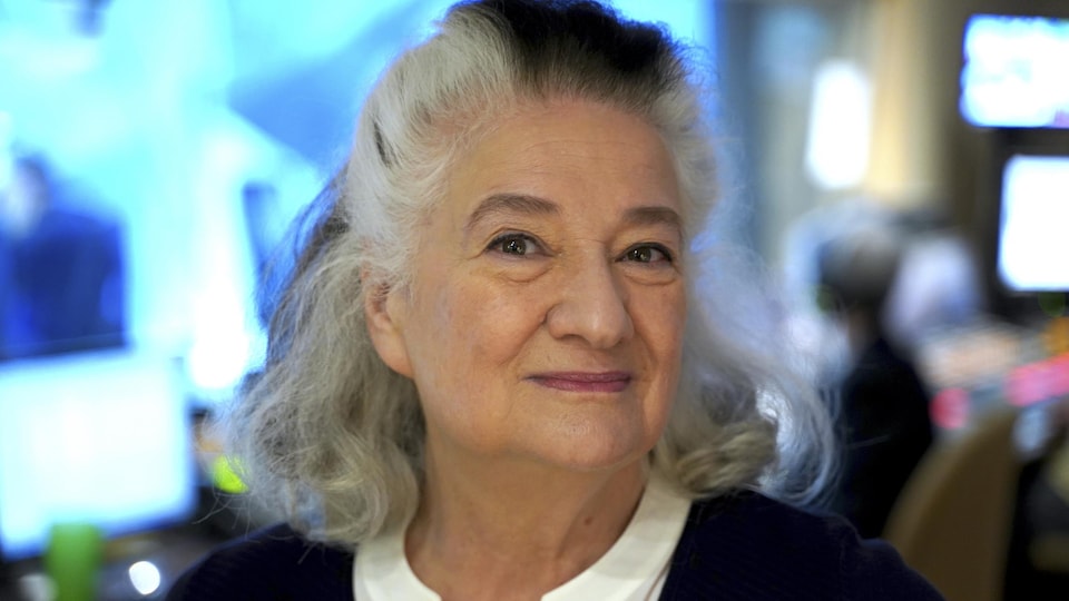 L'autrice Marie Laberge en régie du studio 17 de Radio-Canada.