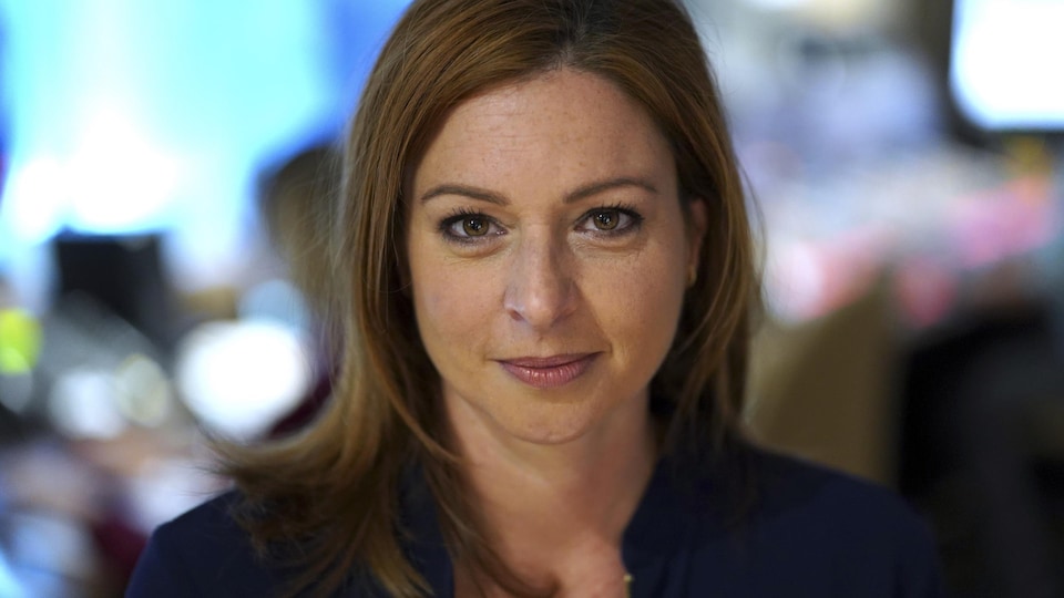 La journaliste Marie-Maude Denis dans le studio de 17 de Radio-Canada.