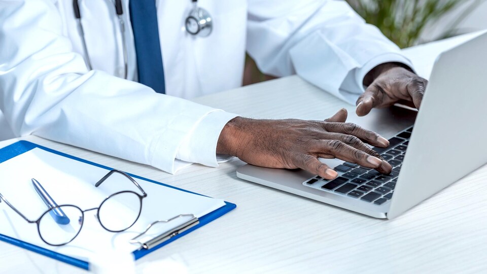 Un médecin travaille.