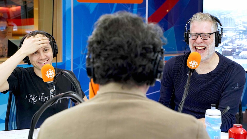 Les chroniqueurs Paul Journet et Fred Savard, dans le studio de <i>Tout un matin</i>.