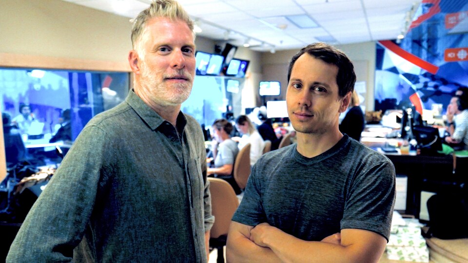 Fred Savard et Paul Journet sont dans la régie du studio de Tout un matin.