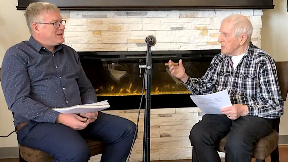 Rosaire Pelletier fait une entrevue chaque jour avec Daniel Beaulieu, directeur de sa résidence à Alma.