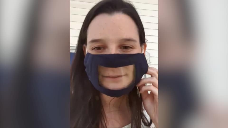 Rosalie Taillefer-Simard porte un masque.