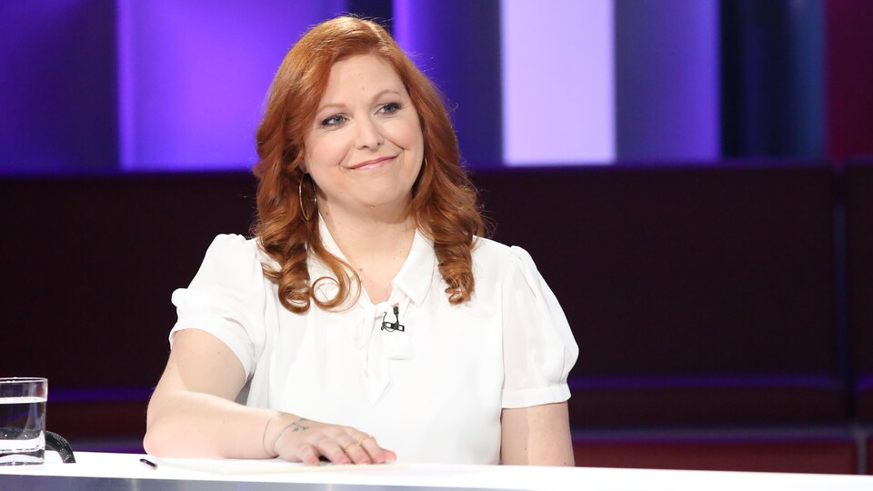 Sandra Demontigny porte un chemisier blanc.
