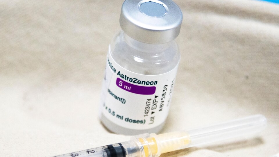 Une seringue et un flacon du vaccin AstraZeneca contre la COVID-19.