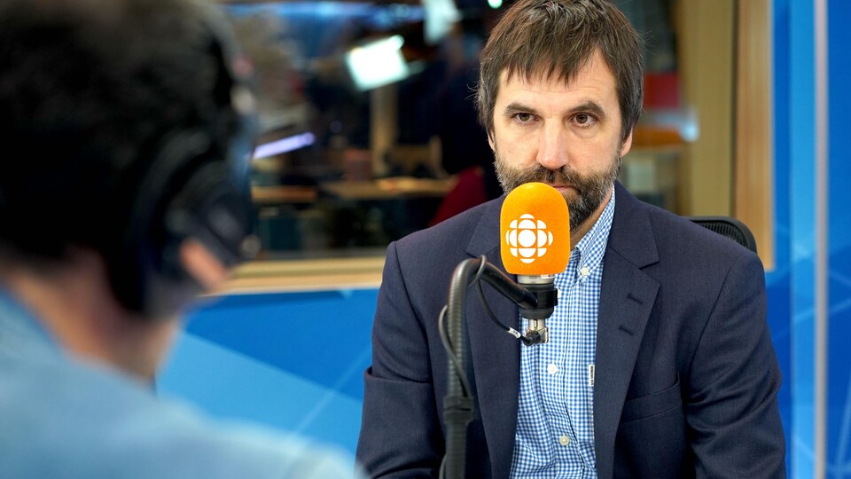Steven Guilbeault, au micro de <i>Tout un matin</i>.
