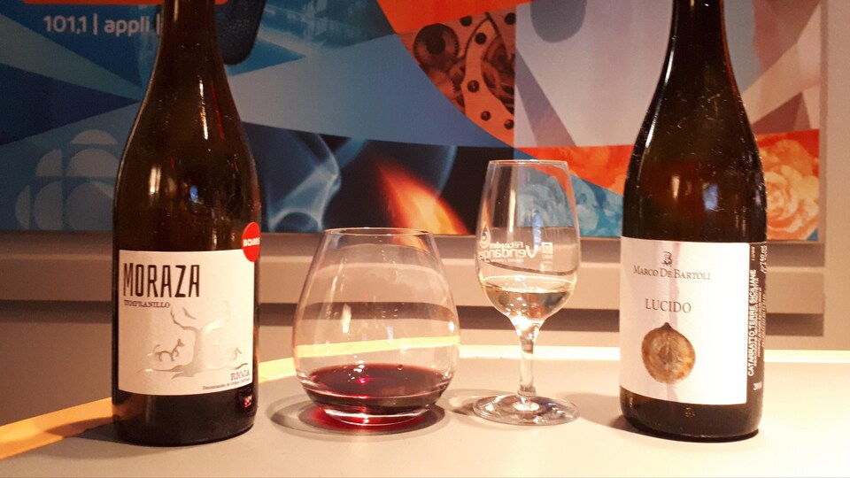 Un vin blanc de la Sicile et un vin rouge de l'Espagne