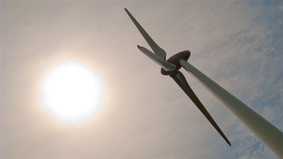 Une éolienne dont on voit les pales.