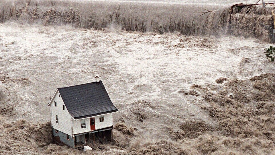 La petite maison blanche, symbole du déluge qui s'est abattu sur la région du Saguenay en 1996.