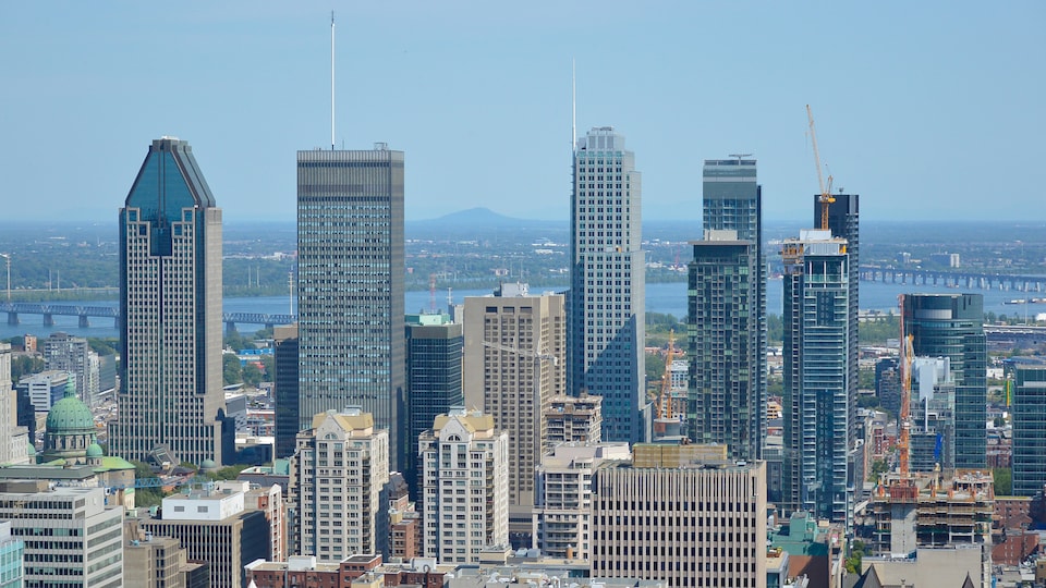Une vue aérienne montre des gratte-ciel à Montréal.