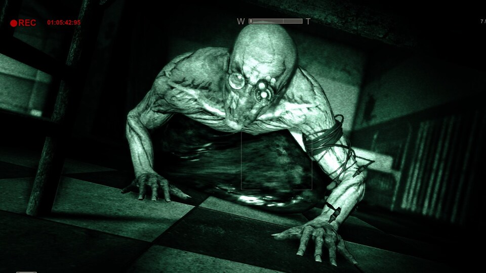 Un monstre rampe sur un plancher.