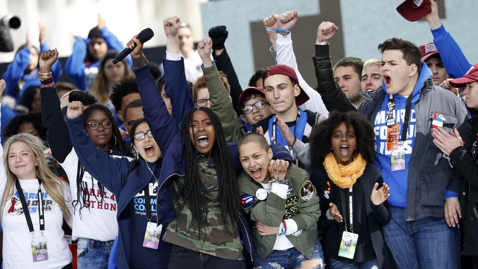 Les survivantes de la fusillade de Parklan Tyra Hemans et Emma Gonzalez (au centre) sont entourées de jeunes lors de l'événement March for Our Lives à Washington, le 24 mars 2018.
