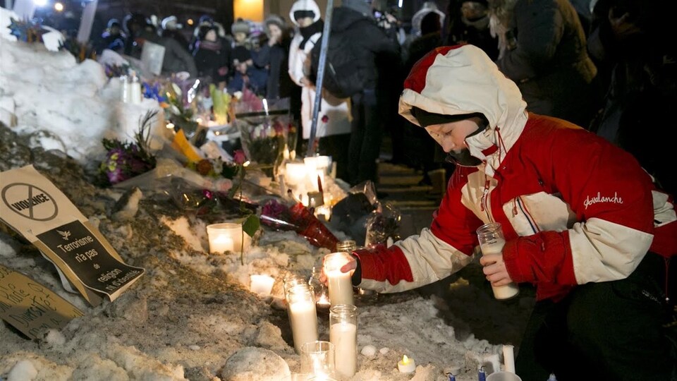 Des milliers de personnes ont participé à la veillée organisée à Québec après l'attentat de dimanche.