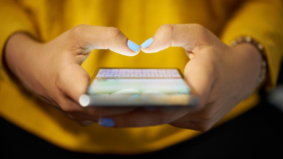 Une femme écrit un message dans un réseau social.