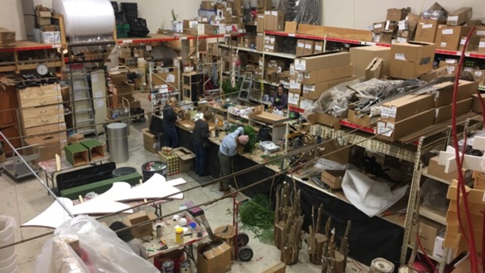 Des ouvriers dans une fabrique de décorations de Nöel