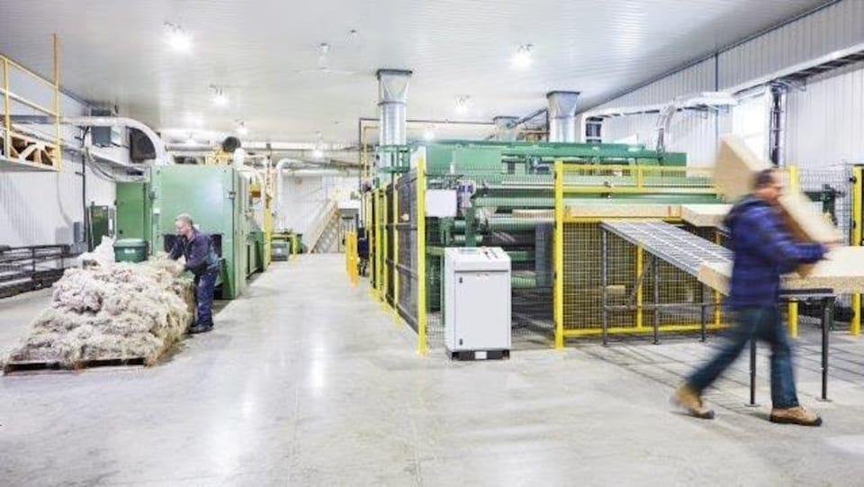 Des employés de l'usine nature fibres d'Asbestos au travail
