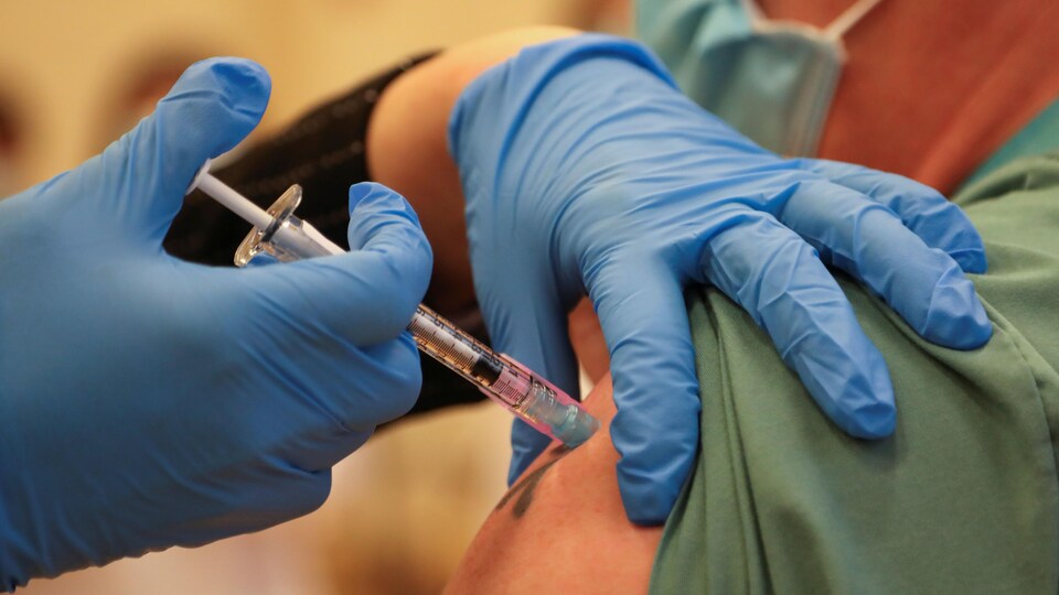 Une personne qui se fait vacciner.