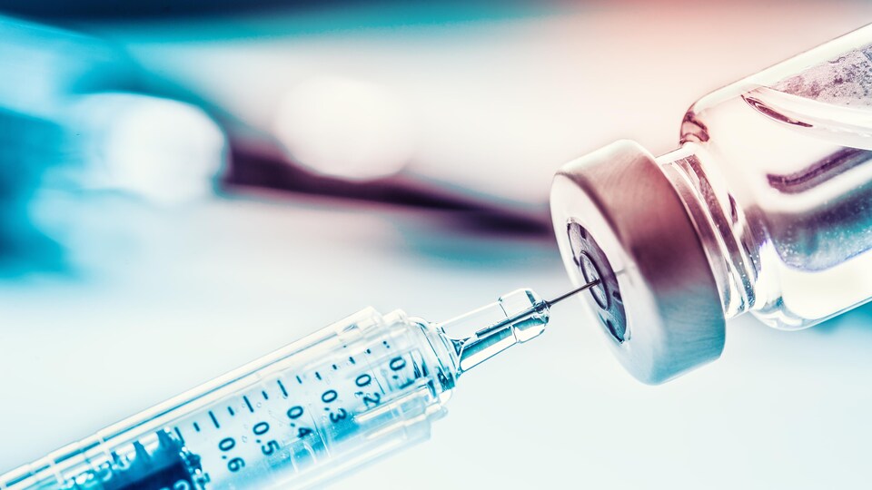Un gros plan d'une seringue avec un vaccin.