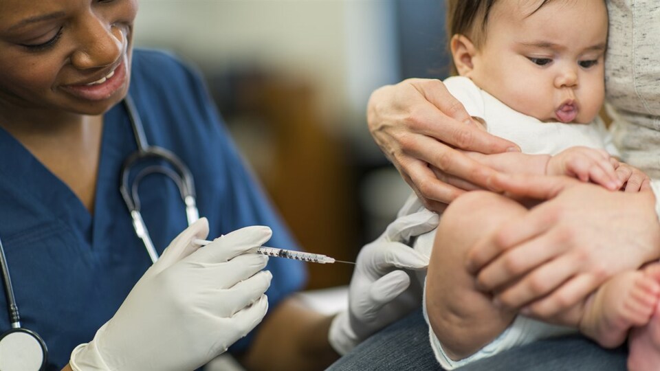 Un bébé se fait vacciner