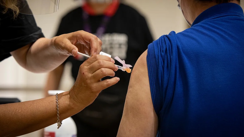 Une personne se fait administrer un vaccin contre la COVID-19.