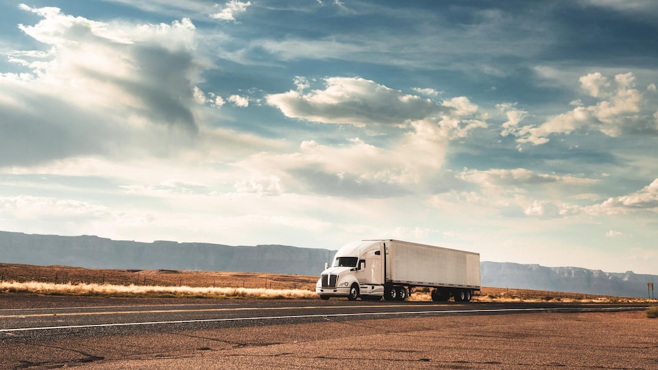 Un camion roule sur une route.