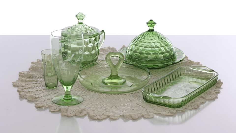 Différents items de vaisselle en ouraline présentés sur une table.
