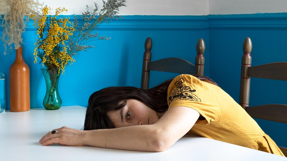 Une femme couché sur une table.