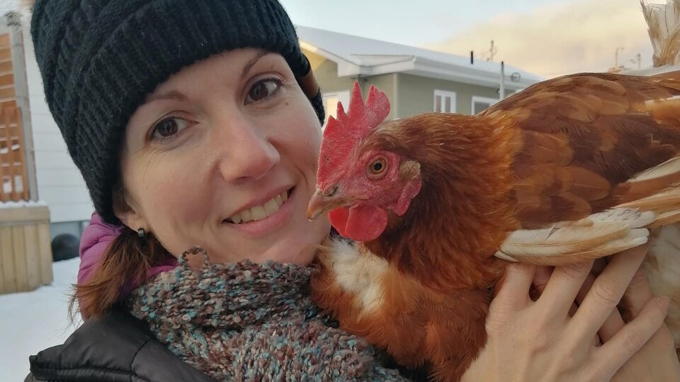 Une femme avec une poule
