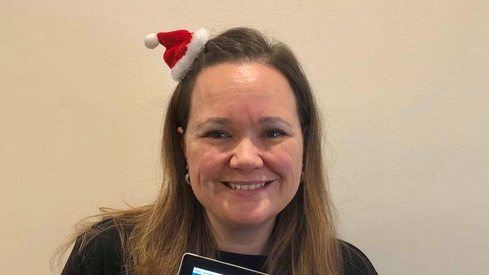 Valérie Hodgins avec un chapeau du père noel tien un calendrier de l'avent