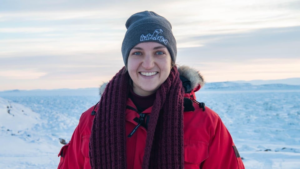 La Dre Véronique Demers est au Nunavut. Elle se tient debut sur un terrain couvert de neige.