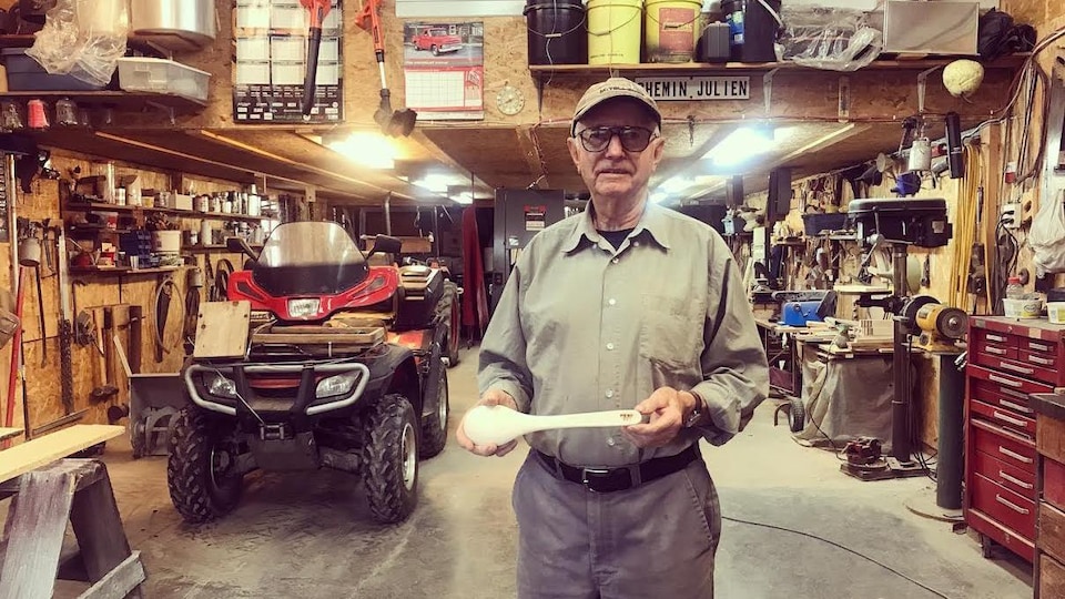 Victor Jetté sculpte des outils de cuisine en bois