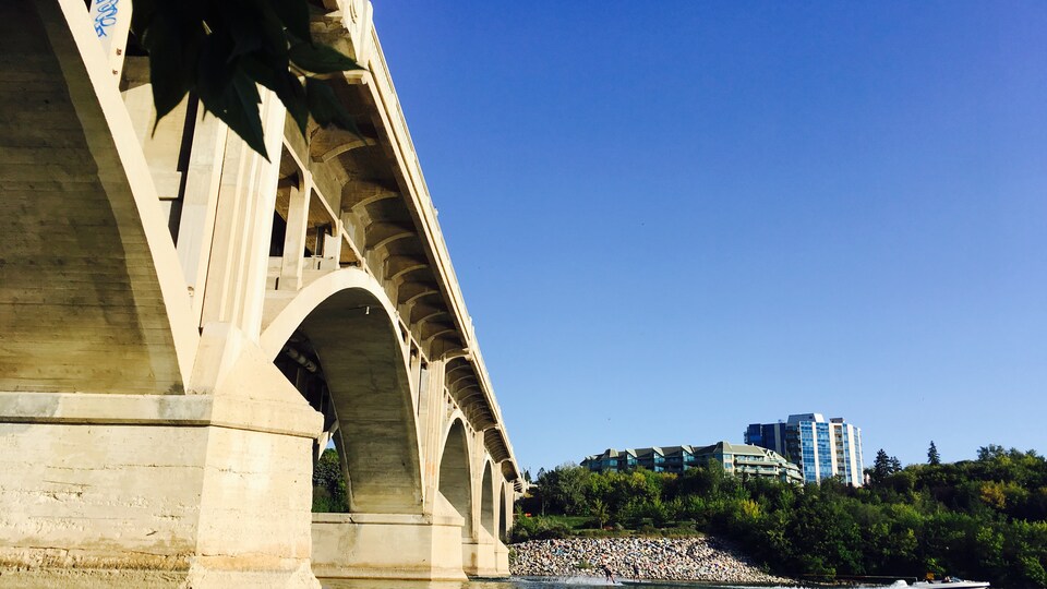 Un pont sur la rivière Saskatchewan.