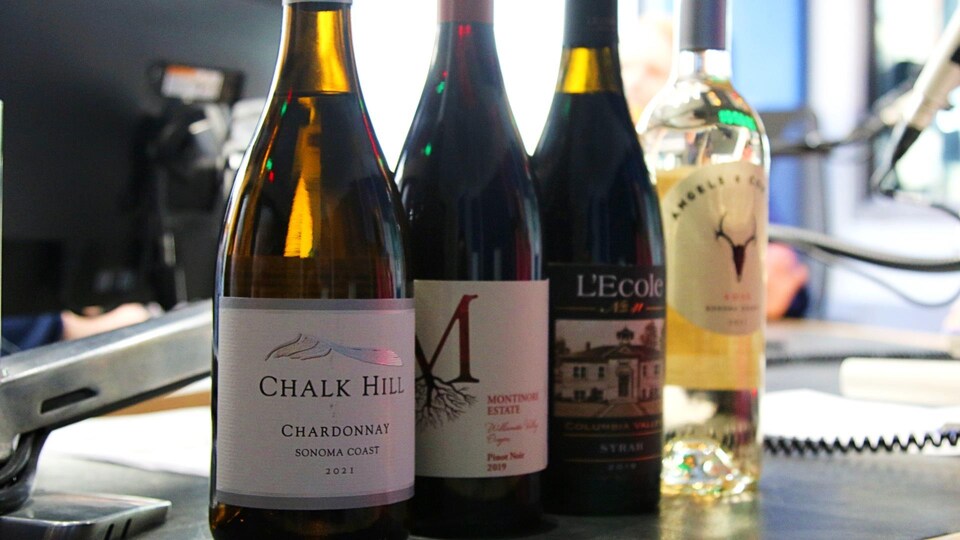 Quatre bouteilles de vins américaines alignées.