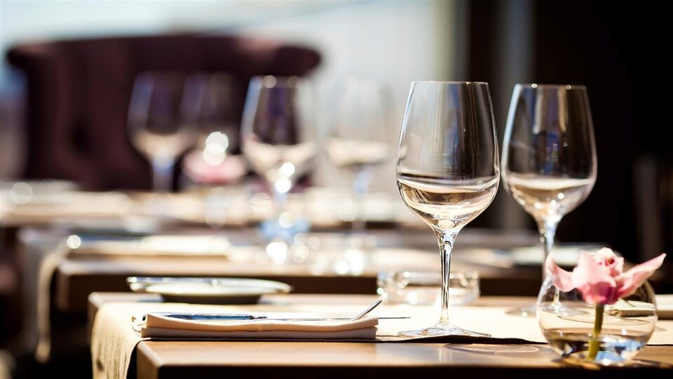 Des tables dressées