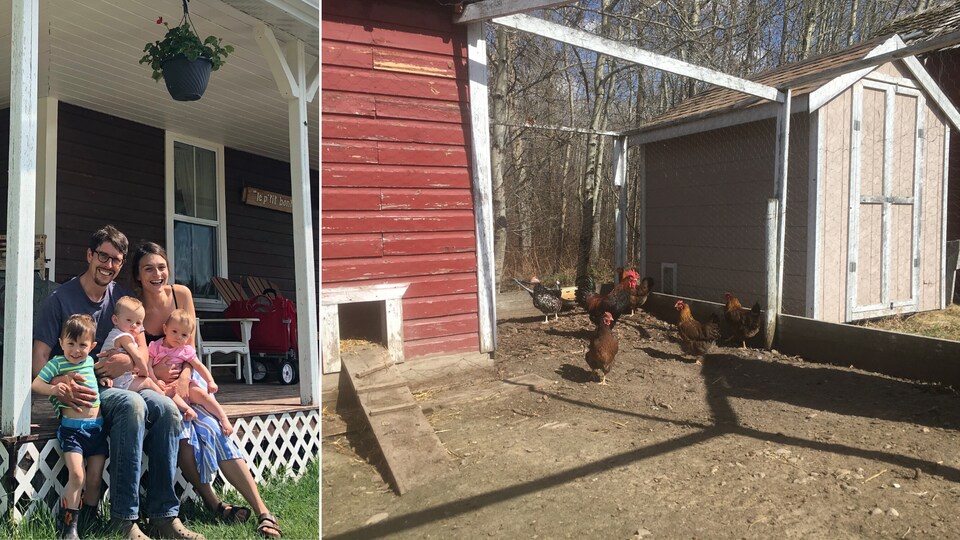 Virginie Dallaire et sa famille assis sur le perron d'une maison traditionnelle et un coq et des poules dans une cour boisée.