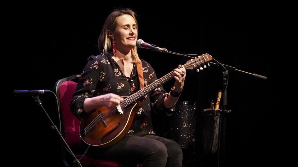 Emmanuelle LeBlanc en train de jouer sur scène.