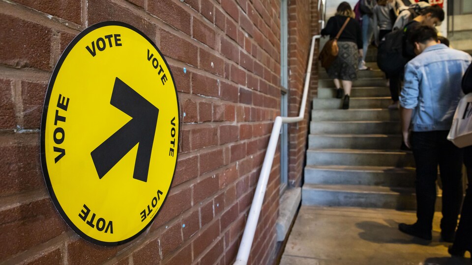 Des électeurs font la file pour voter.