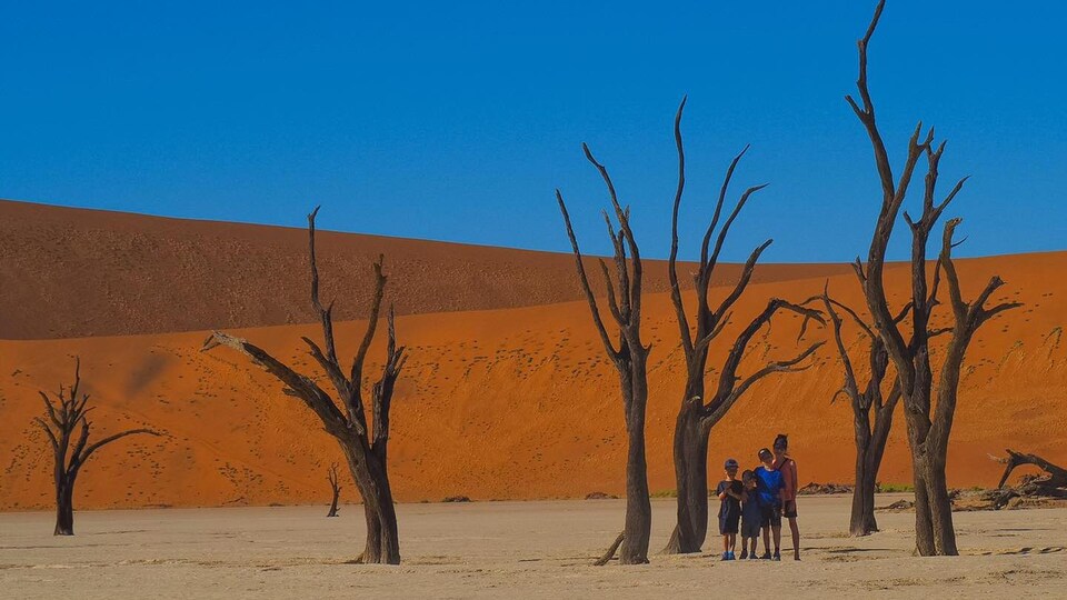 Une famille dans les dunes en Namibie.