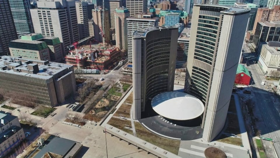 L'hôtel de ville de Toronto et ses rues alentour vides, photographiés en vue aérienne pendant la pandémie de COVID-19.