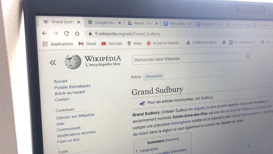 La page web Wikipédia au sujet du Grand Sudbury est affichée à l'écran d'un ordinateur portable.