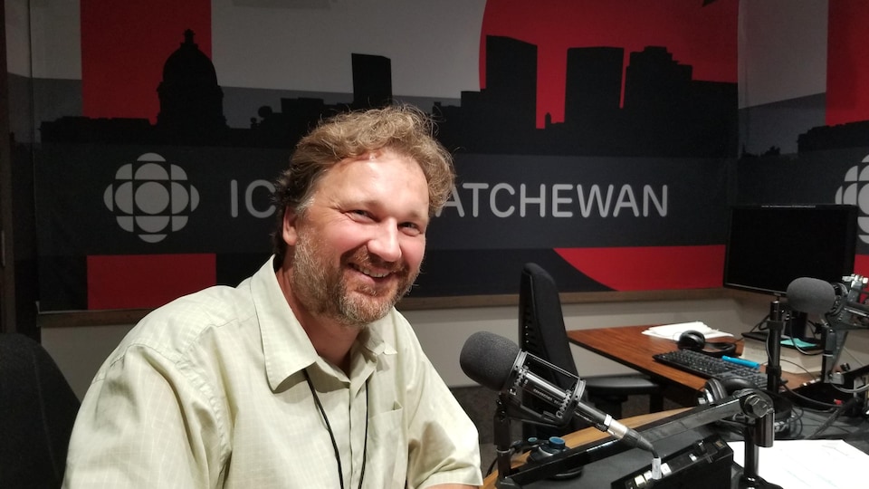 Wybo Ottenbreit-Born au studio d'ICI Saskatchewan.