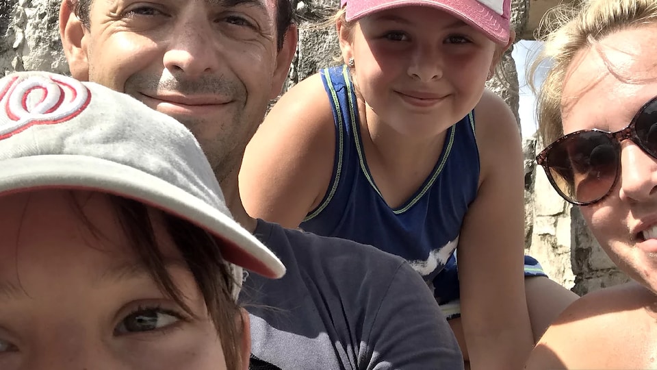 Ils sourient à la caméra.