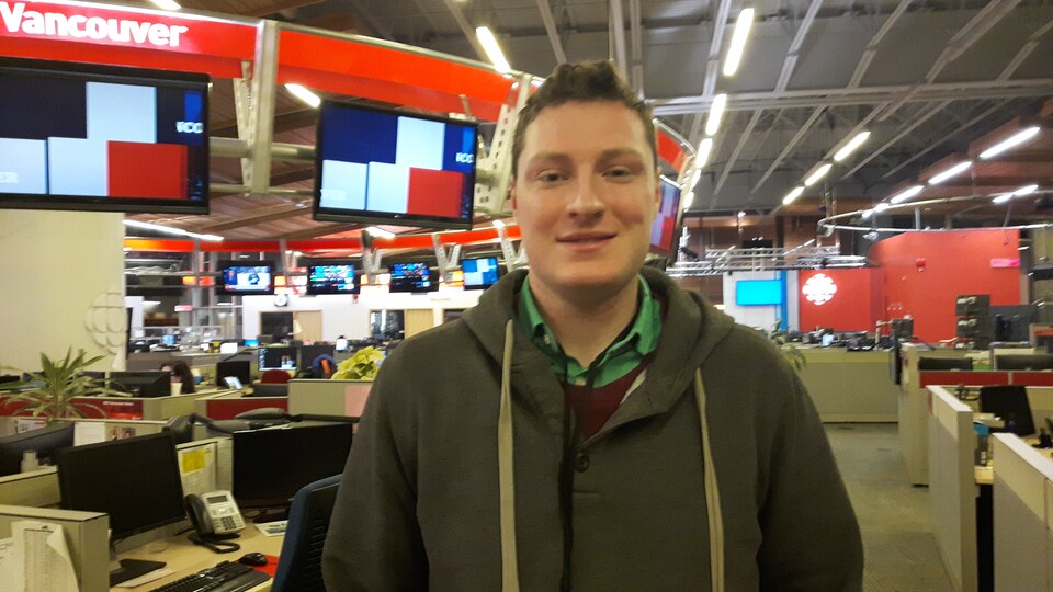 Yann Lacoste fixe la caméra dans les studios de Radio-Canada