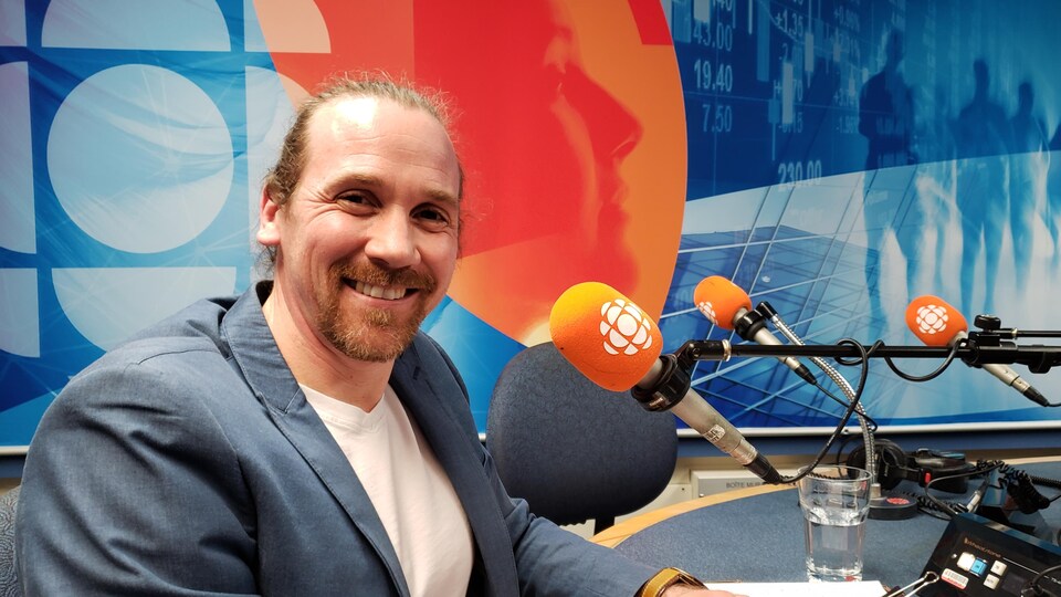 Yannick Gagnon en studio face à la caméra