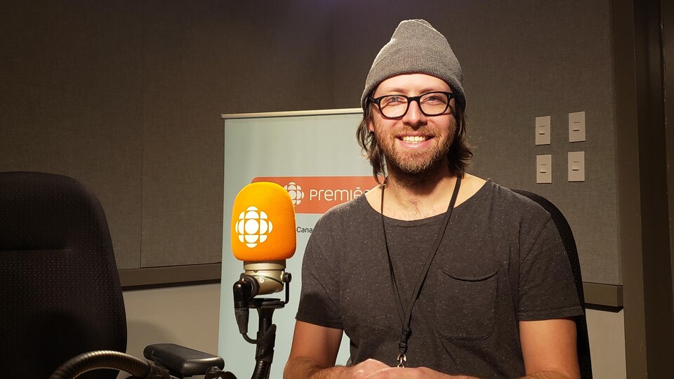 Dylan Phillips, du groupe Half Moon Run, était de passage aux studios d'ICI Toronto.